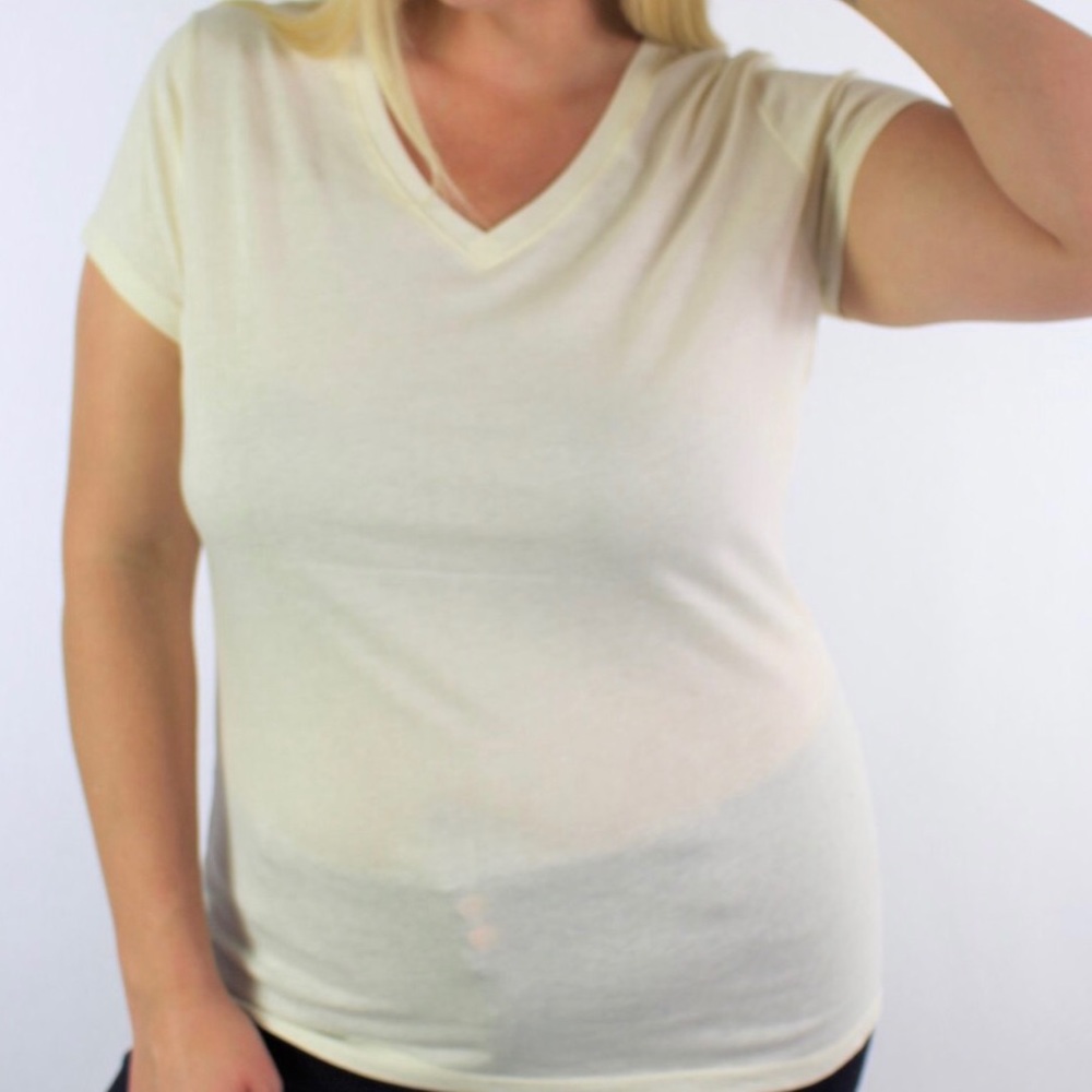 ✨2 left✨ Plus Size Basic V-Neck Tee - Picture 2 of 7